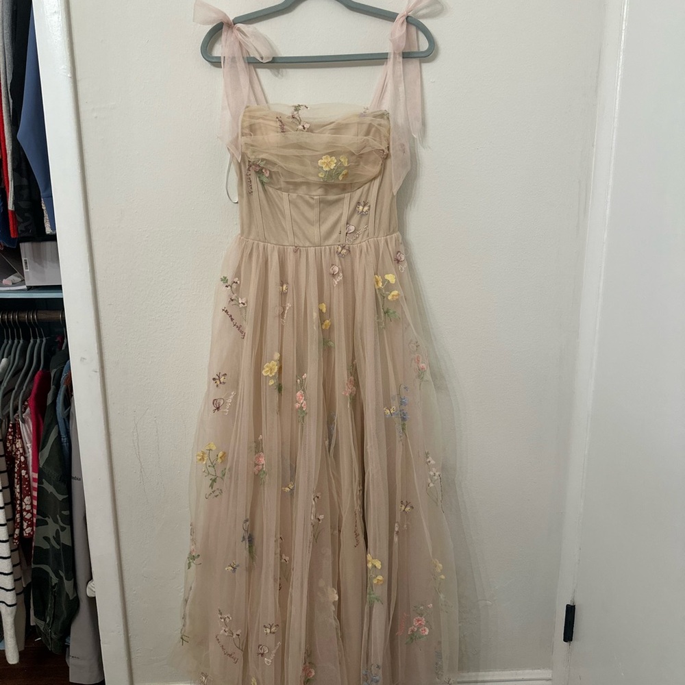 Elegant Floral Embroidered Prom Dress - Picture 3 of 8